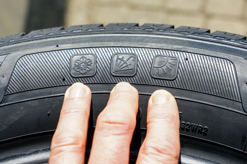 اعداد روی لاستیک